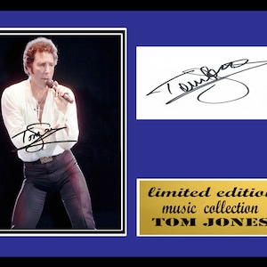 Tom Jones firmó el montaje enmarcado