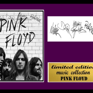Op de afbeelding: Een zwart-witfoto van de band Pink Floyd, met hun handtekeningen boven de bandnaam. De foto is ingelijst in een paarse passe-partout met een gouden plaquette waarop "limited edition music collection PINK FLOYD" staat.