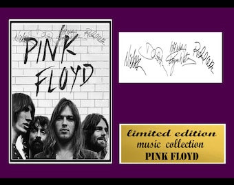 Może przedstawiać: Czarno-białe zdjęcie zespołu Pink Floyd z ich podpisami nad nazwą zespołu. Zdjęcie jest oprawione w fioletową matę z złotą tabliczką z napisem "limitowana edycja kolekcja muzyczna PINK FLOYD".