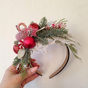 Candy Cane-kersthoofdband, haaraccessoire voor feestelijke feestdagen met pepermuntornamenten en dennentakken, kerstfascinator