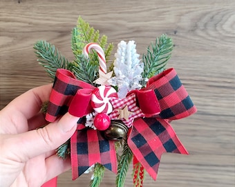 Kerstpolscorsage boutonnières – geruite buffelstrik, groenblijvend, snoepgoed, bel – polsbandje voor feestdagen, kaars- of flesdecoratie