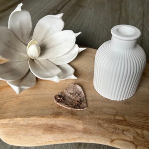 Small vases for dried flowers gift Valentine's Day Easter Mother's Day candle holder Raysin white smooth grooved image 3