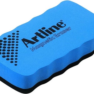 Puede incluir: Una goma magn&eacute;tica azul con borde negro y el texto "Artline Magnetic Eraser" impreso en ella.