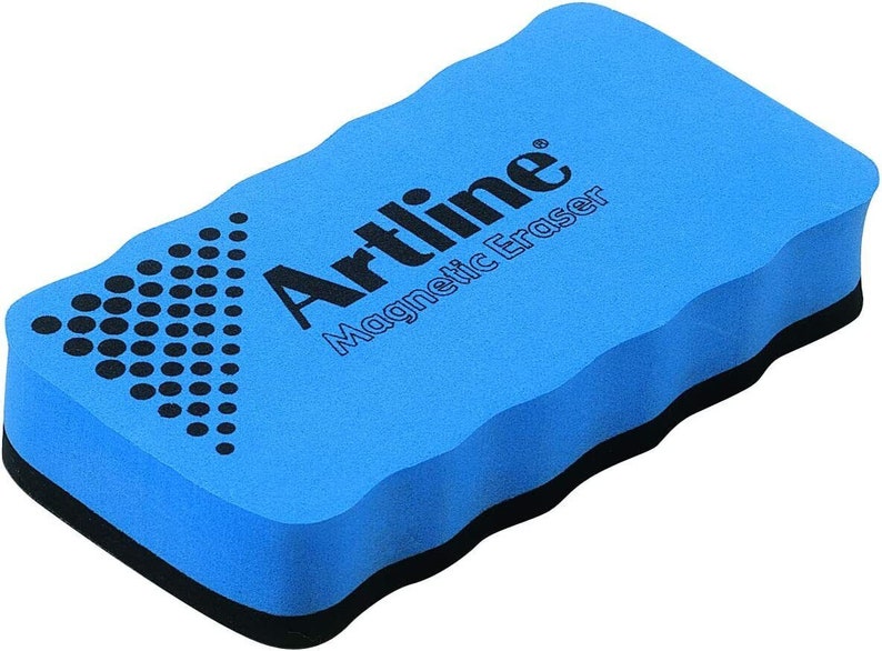 Puede incluir: Una goma magn&eacute;tica azul con borde negro y el texto "Artline Magnetic Eraser" impreso en ella.