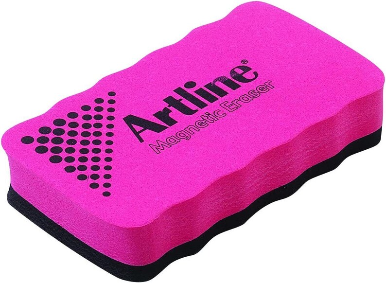 Puede incluir: Una goma magn&eacute;tica rosa con el texto "Artline Magnetic Eraser" impreso en ella. La goma tiene un borde negro y una superficie texturizada.