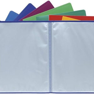 Può includere: Una cartella in plastica blu con tasche in plastica trasparente per contenere fogli. La cartella è aperta e dietro c'è una cartella nera, blu, viola, verde, rossa, gialla e arancione.