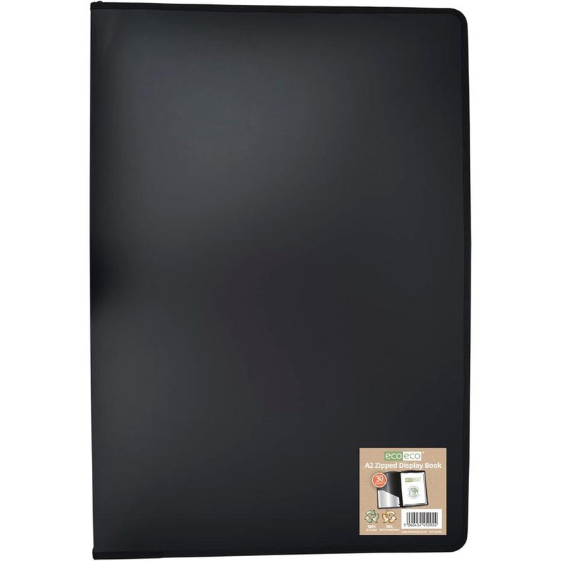 Puede incluir: Un libro de exhibici&oacute;n A2 con cremallera negro. La cubierta es de color negro s&oacute;lido con un acabado mate. Una peque&ntilde;a pegatina en la esquina inferior derecha dice "eco eco A2 Zipped Display Book". El libro es rectangular y tiene cierre de cremallera.