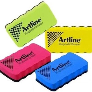 Puede incluir: Cuatro borradores magn&eacute;ticos para pizarra blanca de diferentes colores: verde, amarillo, rosa y azul. Cada borrador tiene un patr&oacute;n de puntos negros y blancos y el texto "Artline Magnetic Eraser" impreso en &eacute;l.