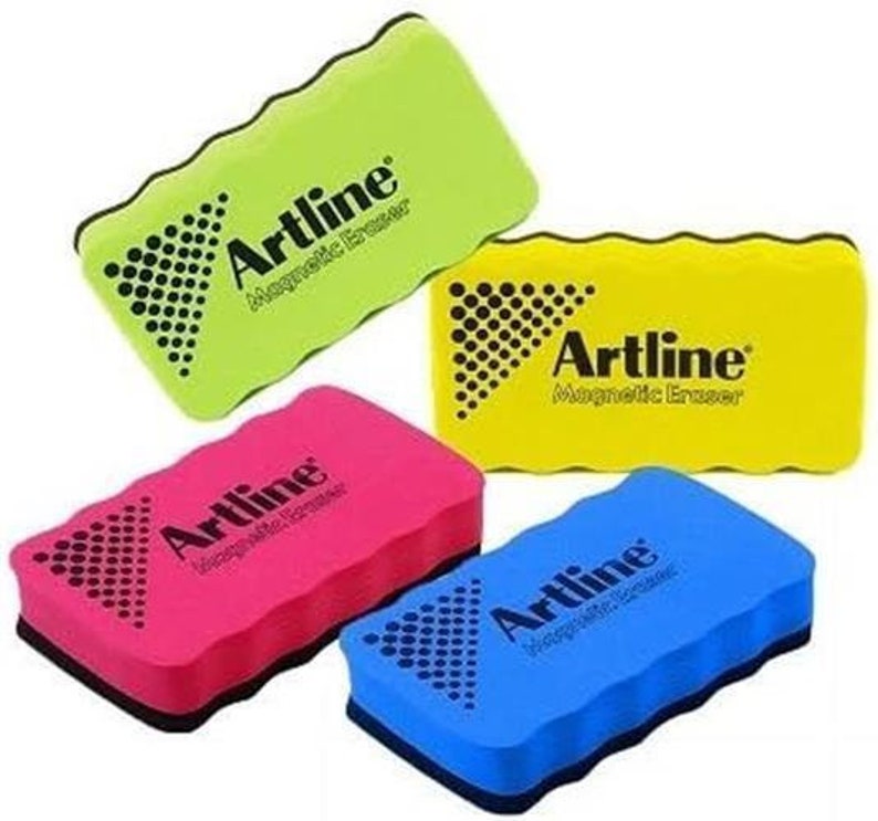 Puede incluir: Cuatro borradores magn&eacute;ticos para pizarra blanca de diferentes colores: verde, amarillo, rosa y azul. Cada borrador tiene un patr&oacute;n de puntos negros y blancos y el texto "Artline Magnetic Eraser" impreso en &eacute;l.