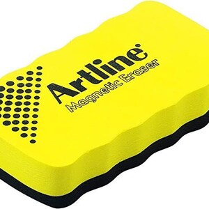 Puede incluir: Borrador magn&eacute;tico amarillo con ribete negro y el texto "Artline Magnetic Eraser" impreso en la parte delantera.