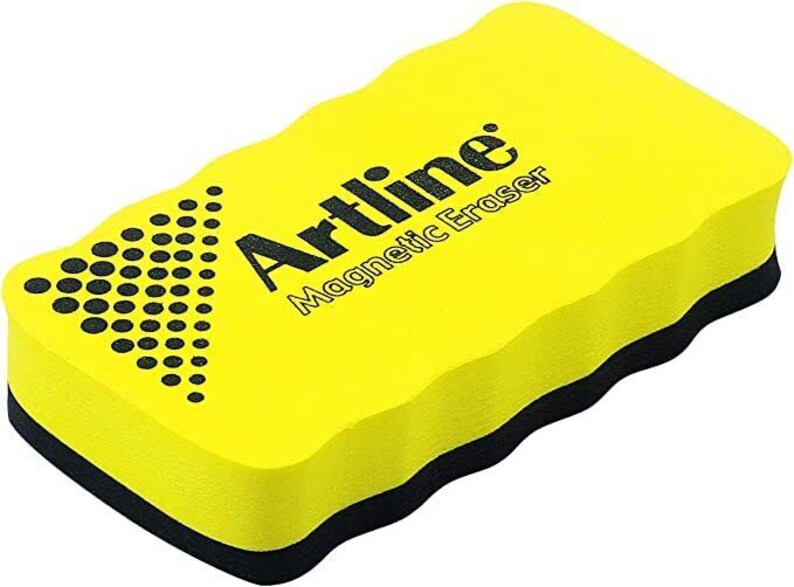 Puede incluir: Borrador magn&eacute;tico amarillo con ribete negro y el texto "Artline Magnetic Eraser" impreso en la parte delantera.