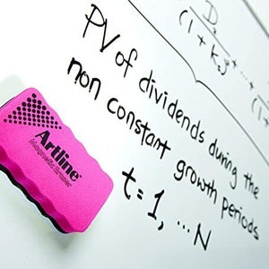 Könnte beinhalten: Ein rosa Whiteboard-Radiergummi mit dem Text "Artline Magnetic Eraser" darauf. Der Radiergummi befindet sich auf einem Whiteboard mit handschriftlichen mathematischen Gleichungen und dem Text "PV of dividends during the non constant growth periods t=1,...N".