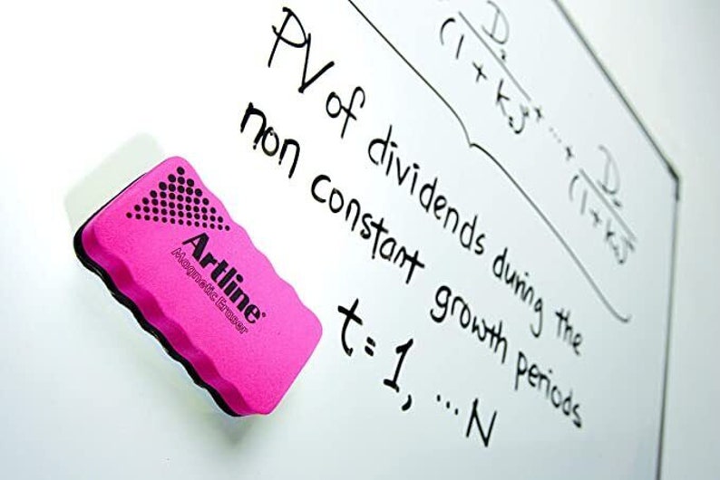 Puede incluir: Una goma de borrar blanca para pizarra blanca de color rosa con el texto "Artline Magnetic Eraser" en ella. La goma est&aacute; en una pizarra blanca con ecuaciones matem&aacute;ticas escritas a mano y el texto "PV of dividends during the non constant growth periods t=1,...N".