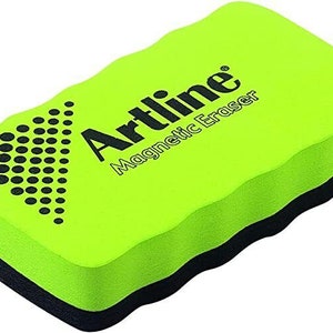 Puede incluir: Una goma magn&eacute;tica verde con el texto "Artline Magnetic Eraser" en letras negras. La goma tiene un borde negro y una superficie texturizada.