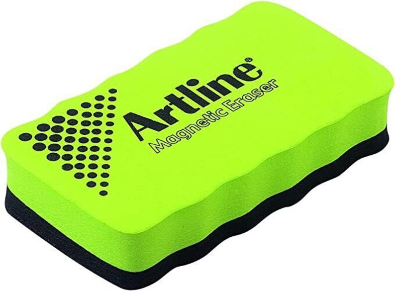 Puede incluir: Una goma magn&eacute;tica verde con el texto "Artline Magnetic Eraser" en letras negras. La goma tiene un borde negro y una superficie texturizada.