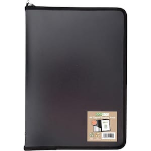 Op de afbeelding: Een zwarte A4-map met ritssluiting, zwarte rits en afwerking. De omslag is effen zwart. Een klein label rechtsonder leest "A4 Zipped Display Book" en toont het nummer "30".
