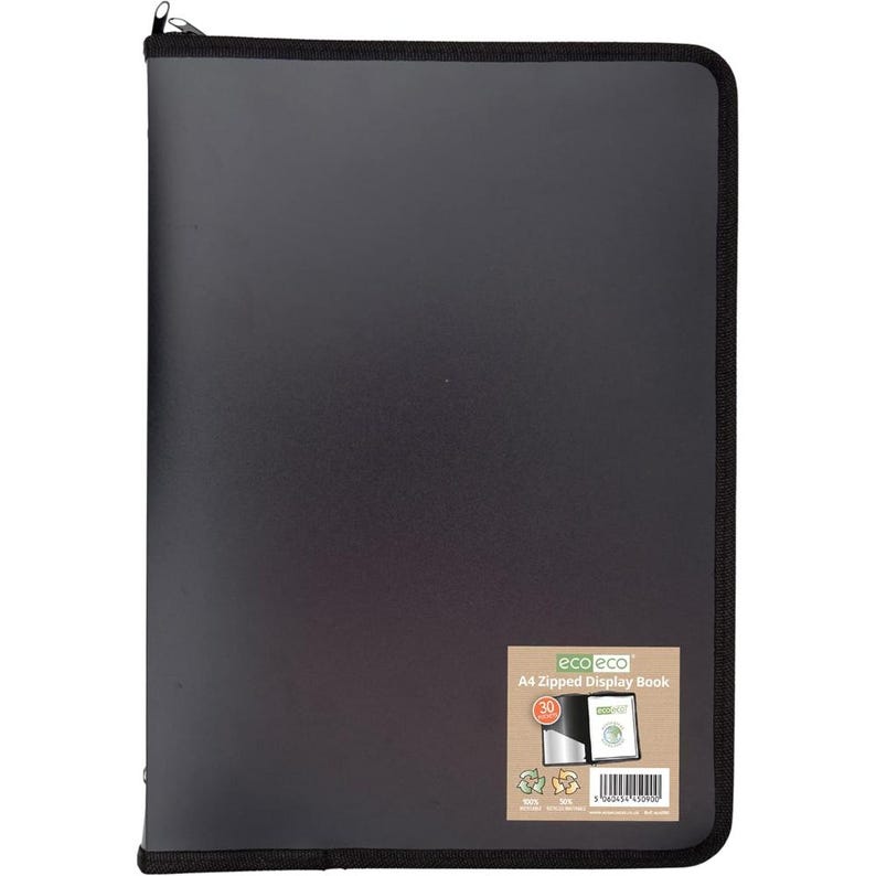 Puede incluir: Un archivador negro A4 con cremallera, cremallera y ribete negros. La cubierta es de color negro liso. Una peque&ntilde;a etiqueta en la esquina inferior derecha dice "A4 Zipped Display Book" y muestra el n&uacute;mero "30".