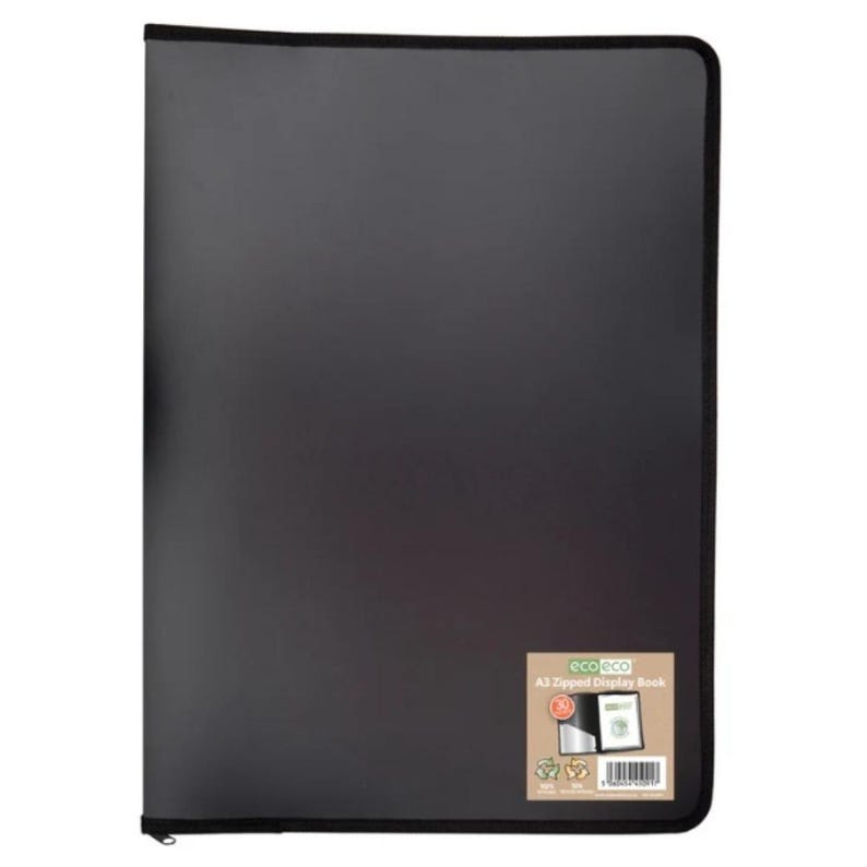 Puede incluir: Un archivador negro A3 con cremallera, cremallera y ribete negros. El archivador tiene un acabado mate y una peque&ntilde;a etiqueta en la esquina inferior derecha con el texto "eco eco A3 Zipped Display Book".