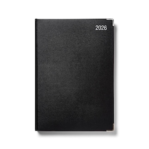 Peut inclure: Un agenda noir de 2026 avec une couverture texturée. L'agenda a des coins argentés et un design simple et professionnel. L'année "2026" est imprimée dans le coin supérieur droit.
