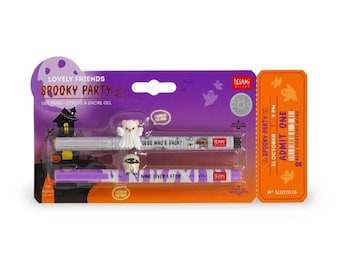 Puede incluir: Dos bolígrafos de gel en un empaque morado y naranja con la etiqueta Spooky Party. Los bolígrafos presentan pequeñas figuras de fantasma y gato, con el texto Guess Who's Back? y Nine Lives Later. El empaque incluye un diseño de boleto Admit One.