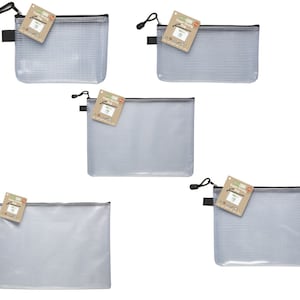 Puede incluir: Cinco bolsas transparentes de plástico con cremallera y diseño de malla. Cada bolsa tiene una pequeña etiqueta marrón con el texto "Eco-Friendly Super Strong Zipper Bag" impreso en ella.