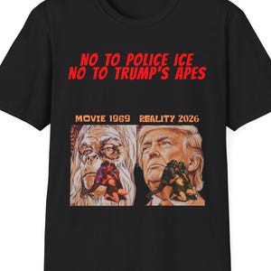 Puede incluir: Una camiseta negra de manga corta con texto rojo que dice NO TO POLICE ICE NO TO TRUMP'S APES. Debajo del texto hay dos ilustraciones lado a lado etiquetadas como MOVIE 1969 y REALITY 2026, que representan a un primate y una figura humana en poses similares.