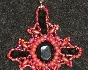Cruz vermelha e preta invertida - Colar de contas à mão - Pingente - Joias - Oculto - Cruz de cabeça para baixo - Pagão - Wiccan - Halloween - Fantasia