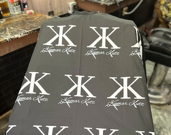 Capa de barbero con logotipo personalizado en toda la prenda: capa de salón personalizada con impresión completa para peluquería y barbería.