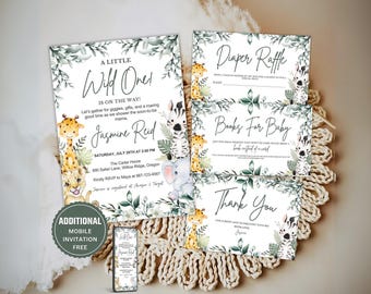 Puede incluir: Un conjunto de invitaciones imprimibles para una fiesta de bienvenida al bebé con temática de la selva. Las invitaciones presentan un fondo de hojas verdes y blancas con una jirafa, una cebra y un elefante. El texto de las invitaciones dice "A Little Wild Ones is on the way!" e incluye detalles sobre la fiesta, como la fecha, la hora y el lugar. Las invitaciones también incluyen una rifa de pañales, libros para el bebé y tarjetas de agradecimiento.