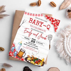 K&ouml;nnte beinhalten: Eine wei&szlig;e und rote Babyparty-Einladung mit Grillthema. Die Einladung lautet "Schlie&szlig;en Sie sich uns zu einem gemischten Baby-Q an, um das werdende Paar Emily und Jacob zu feiern". Die Einladung enth&auml;lt Datum und Uhrzeit, Adresse und RSVP-Informationen.