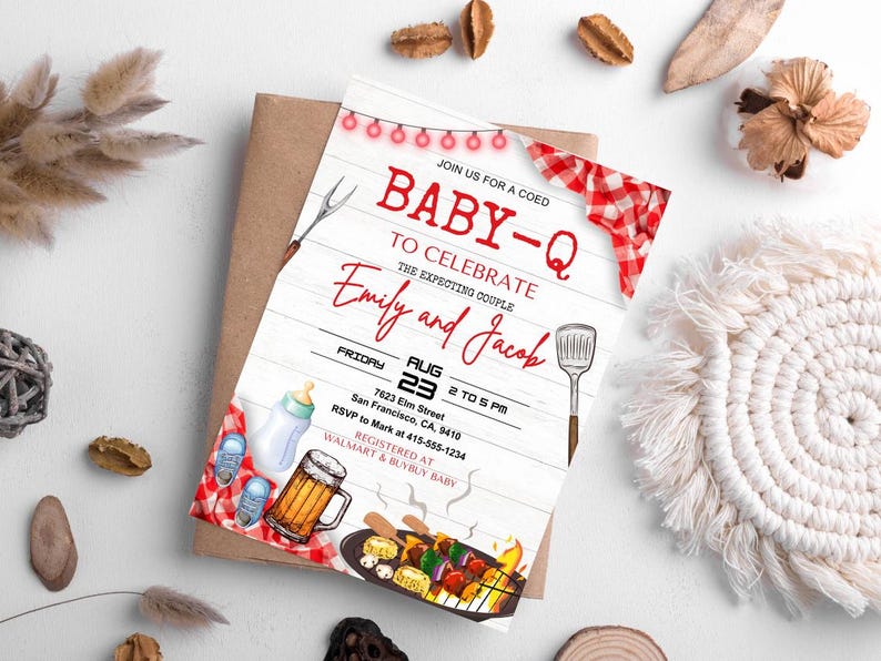 K&ouml;nnte beinhalten: Eine wei&szlig;e und rote Babyparty-Einladung mit Grillthema. Die Einladung lautet "Schlie&szlig;en Sie sich uns zu einem gemischten Baby-Q an, um das werdende Paar Emily und Jacob zu feiern". Die Einladung enth&auml;lt Datum und Uhrzeit, Adresse und RSVP-Informationen.