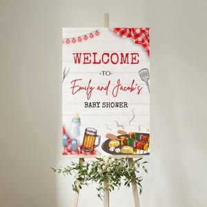 K&ouml;nnte beinhalten: Willkommen zur Babyparty von Emily und Jacob Schild mit wei&szlig;em Holz Hintergrund, rot-wei&szlig;em Karomuster und einer Cartoon-Illustration eines Grills mit Essen, einem Bierkrug und einer Babyflasche.