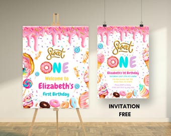 Könnte beinhalten: Eine druckbare Einladung und ein Willkommenszeichen für eine erste Geburtstagsfeier mit einem süßen Thema. Das Design zeigt Donuts, Eiswaffeln, Lutscher und Streusel in den Farben Rosa, Blau und Gelb. Der Text lautet "Sweet One" und "Willkommen zu Elizabeths erstem Geburtstag".