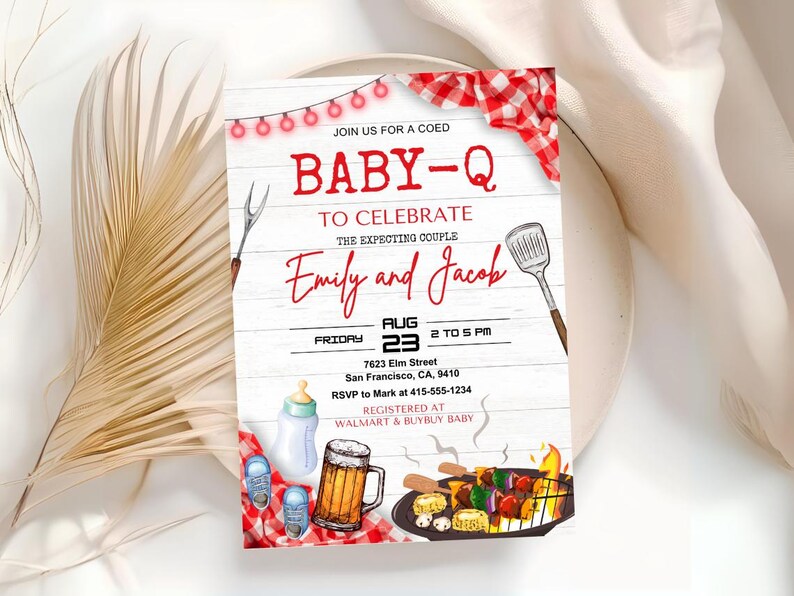 K&ouml;nnte beinhalten: Eine wei&szlig;e und rote Babyparty-Einladung mit dem Text "Baby-Q" in Rot. Die Einladung ist f&uuml;r eine gemischte Babyparty zur Feier von Emily und Jacob. Das Datum ist Freitag, der 23. August von 14:00 bis 17:00 Uhr. Die Adresse lautet 7623 Elm Street, San Francisco, CA, 9410. Die RSVP-Nummer lautet 415-555-1234. Die Einladung enth&auml;lt auch eine Zeichnung einer Babyflasche, eines Bierkruges und eines Grills mit Essen.
