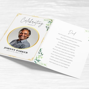 Può includere: Un biglietto commemorativo con la foto di un uomo sorridente in una cornice ovale dorata. La carta recita "Celebrating the Life of Johnny Parker" con le sue date di nascita e di morte. L'interno presenta una poesia intitolata "Papà" con elementi floreali.