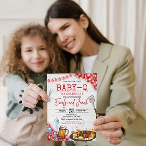 K&ouml;nnte beinhalten: Eine wei&szlig;e und rote Babyparty-Einladung mit dem Text "Schlie&szlig;en Sie sich uns zu einem gemischten Baby-Q an, um das werdende Paar Emily und Jacob zu feiern" und einem Datum vom 23. August. Die Einladung zeigt eine rot-wei&szlig; karierte Tischdecke, einen Grill, ein Bierglas und eine Babyflasche.
