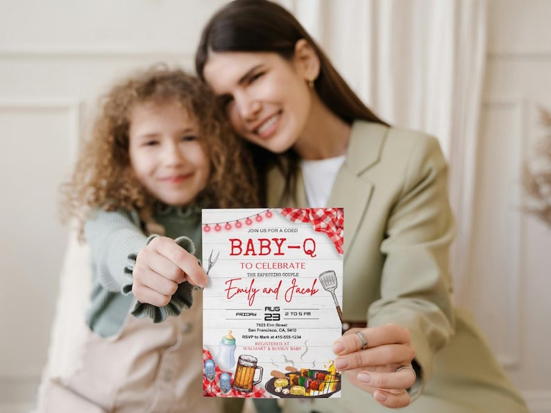 K&ouml;nnte beinhalten: Eine wei&szlig;e und rote Babyparty-Einladung mit dem Text "Schlie&szlig;en Sie sich uns zu einem gemischten Baby-Q an, um das werdende Paar Emily und Jacob zu feiern" und einem Datum vom 23. August. Die Einladung zeigt eine rot-wei&szlig; karierte Tischdecke, einen Grill, ein Bierglas und eine Babyflasche.