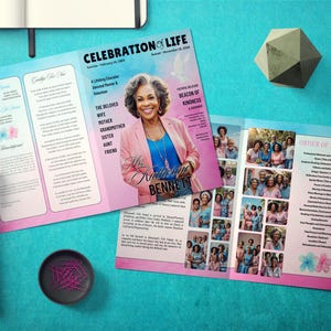Könnte beinhalten: Ein Programm zur Feier des Lebens mit einem Foto einer Frau auf dem Cover. Das Programm enthält den Text "CELEBRATION OF LIFE" und "Die geliebte Ehefrau, Mutter, Großmutter, Schwester, Tante, Freundin". Ein rosa-schwarzer Marker und eine kleine schwarze Schale sind ebenfalls sichtbar.