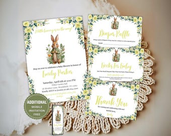 Puede incluir: Un conjunto de cuatro tarjetas para baby shower con un borde floral y una ilustración de un conejito. Las tarjetas incluyen una invitación a un baby shower, una tarjeta de rifa de pañales, una tarjeta de libros para bebés y una tarjeta de agradecimiento. La tarjeta de invitación dice "Hop on over to celebrate a Baby Shower in honor of Emily Parker".
