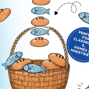 Può includere: Un cesto intrecciato marrone riempito con pagnotte e pesci blu illustrati. Altri pani e pesci fluttuano sopra e intorno al cesto. Un badge circolare blu contiene il testo PERFECT FOR CLASSROOMS, HOMES & MINISTRIES!