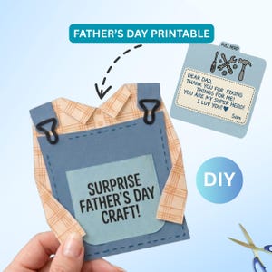 Könnte beinhalten: Ein ausdruckbares Vatertagsbastelset mit einem Papierhemd mit karierten Ärmeln und blauer Latzhose. Die Vordertasche trägt die Aufschrift SURPRISE FATHER'S DAY CRAFT! Eine herausziehbare Karte zeigt Werkzeuge und den Text: DEAR DAD, THANK YOU FOR FIXING THINGS FOR ME! YOU ARE MY SUPER HERO! I LUV YOU! Sam.