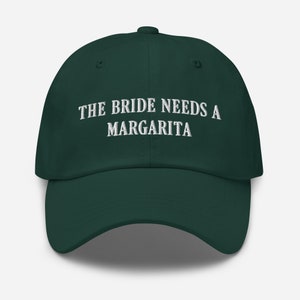 Puede incluir: Una gorra de béisbol verde oscuro con texto bordado en blanco que dice "THE BRIDE NEEDS A MARGARITA".
