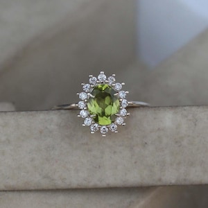 Anel de compromisso de empilhamento de peridoto verde anel de noivado para mulheres anel de zircônia cúbica de cluster art déco presente de pedra de nascimento de agosto para namorada