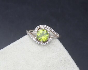 Anillo de peridoto en plata de ley: promesa de la piedra natal de agosto