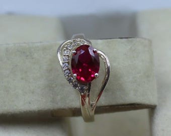 Anillo ovalado de rubí de laboratorio en plata de ley, delicado, con gema de 6 x 8 mm.