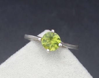 Anillo de peridoto: piedra de nacimiento natural de agosto, plata de ley 925