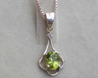 Handgjort ovalt peridothänge, 925 sterlingsilver, Augusti födelsesten