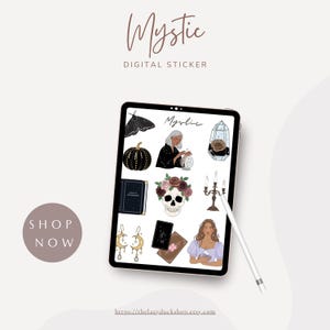 Op de afbeelding: Digitale sticker met een mystiek thema. De sticker bevat illustraties van een zwarte mot, een pompoen, een vrouw, een schedel met bloemen, een kristal, een boek, oorbellen, tarotkaarten en een kandelaar. Het woord "Mystic" staat bovenaan.