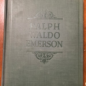 Może przedstawiać: Zielona, twarda okładka książki z wytłoczonym tytułem "Ralph Waldo Emerson" złotymi literami na okładce.