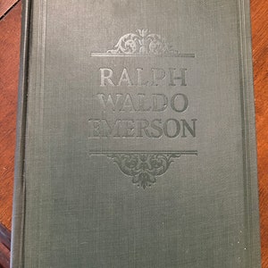 Może przedstawiać: Zielona książka w twardej oprawie z tytułem "RALPH WALDO EMERSON" wytłoczonym złotymi literami.